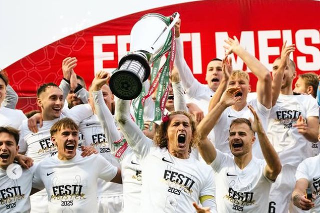 Flora levanta o troféu. Foto - fcflora/Instagram