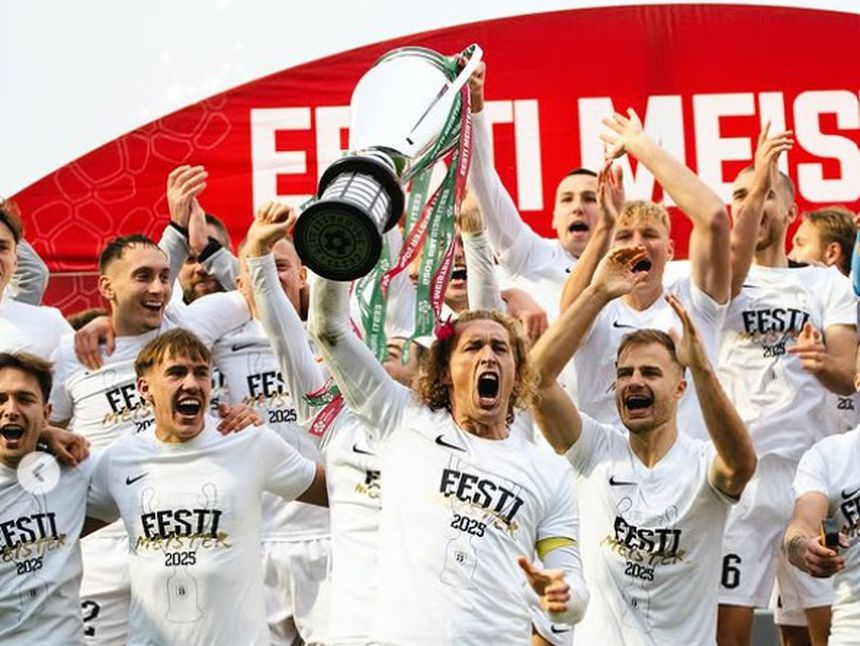 Flora levanta o troféu. Foto - fcflora/Instagram