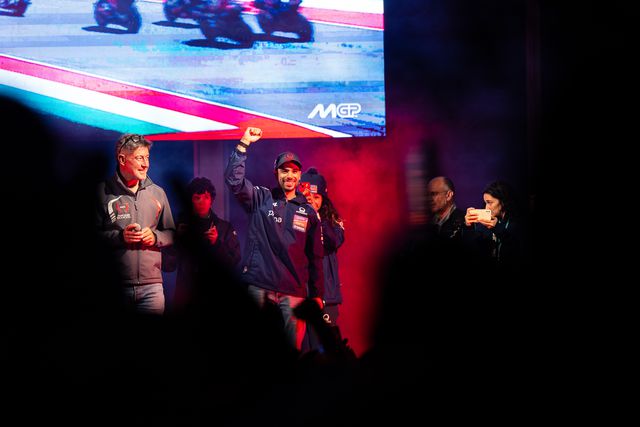 Miguel Oliveira esteve com centenas de fãs. André Carvalho/A BOLA