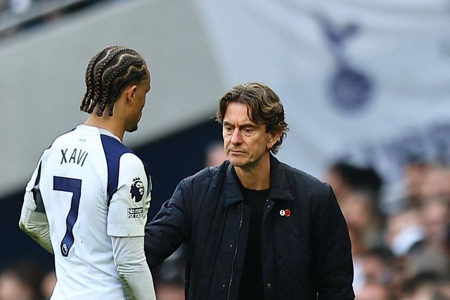 Adeptos do Tottenham assobiam substituição e 5 minutos depois... festejam