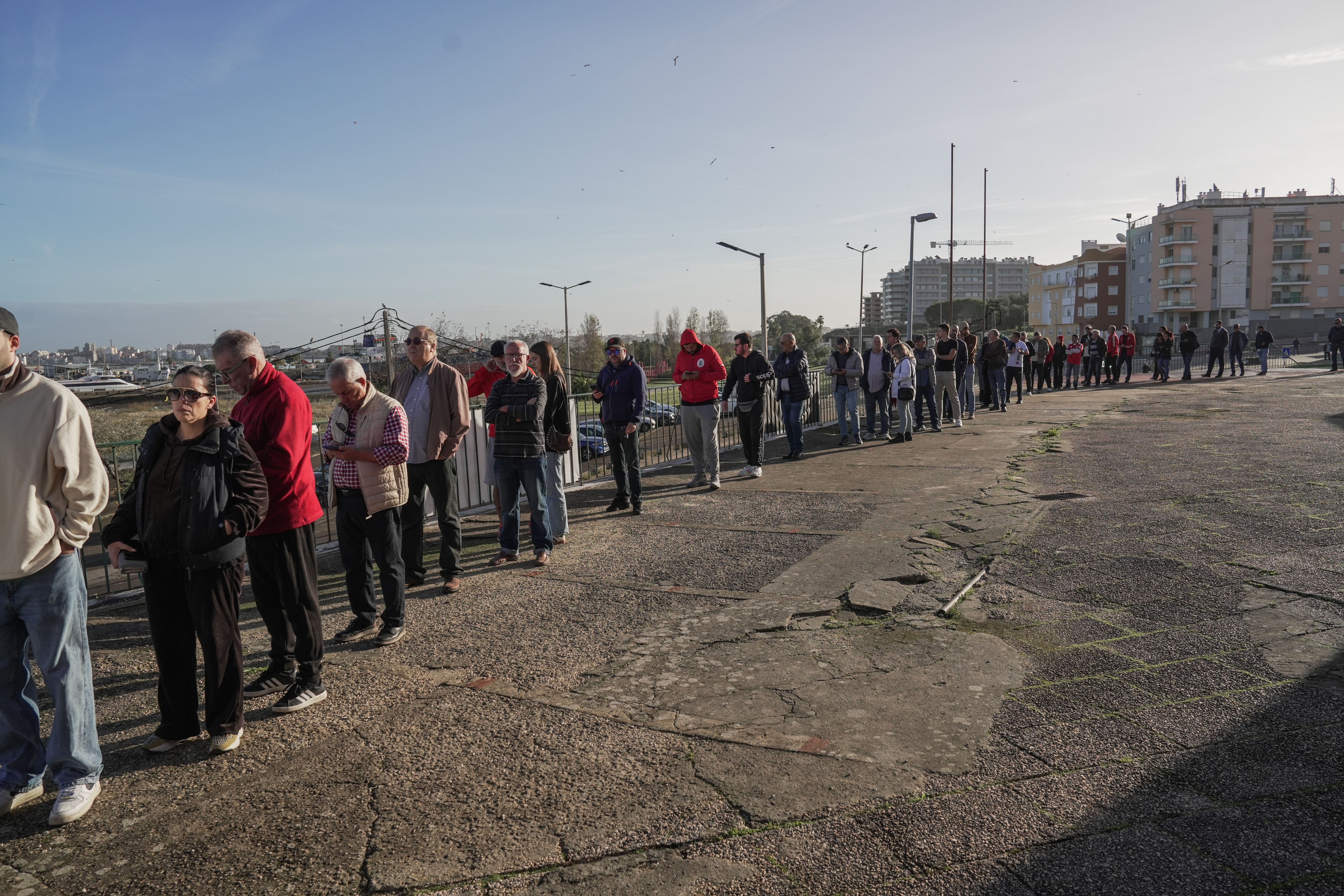 Eleições do Benfica: fila para votar no Seixal esta manhã - Foto: A BOLA