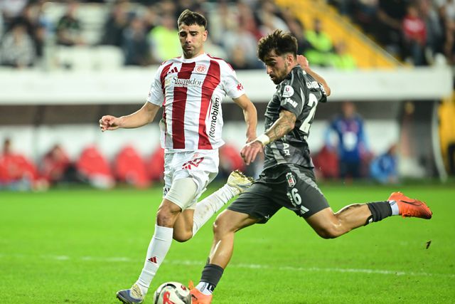 Jota Silva remata de pé esquerdo para o terceiro golo do Besiktas contra o Antalyaspor