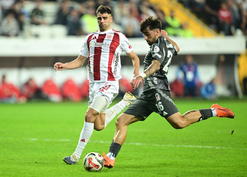 Jota Silva remata de pé esquerdo para o terceiro golo do Besiktas contra o Antalyaspor