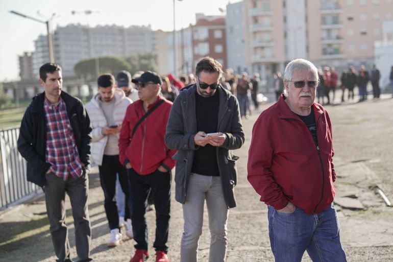 Eleições do Benfica: fila para votar no Seixal esta manhã - Foto: A BOLA