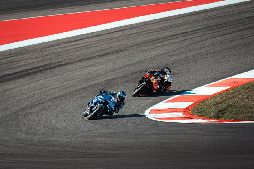 Álex Márquez passou Pedro Acosta na 6.ª volta da 'sprint'. Foto André Carvalho/ABOLA