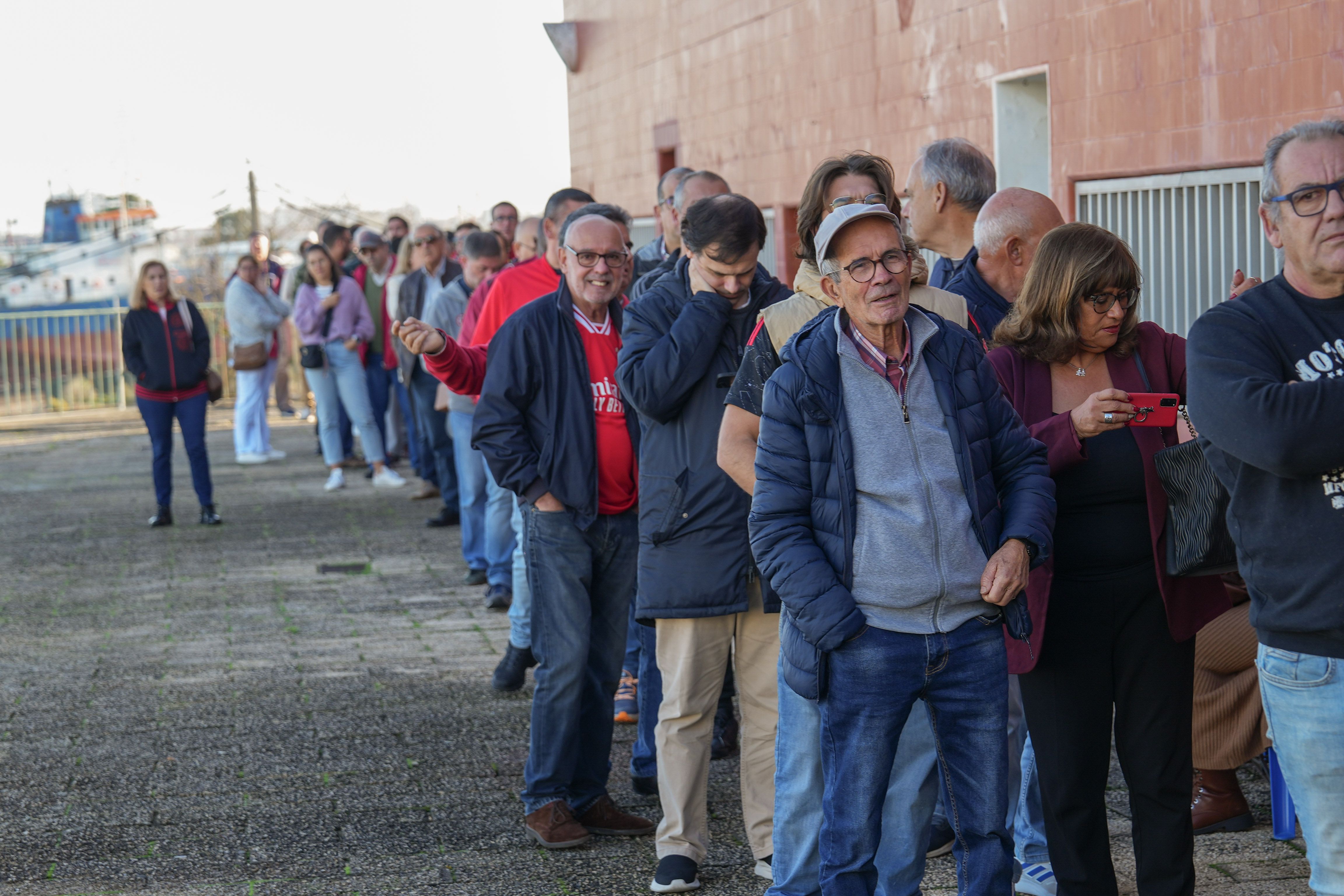 Eleições do Benfica: fila para votar no Seixal esta manhã - Foto: A BOLA