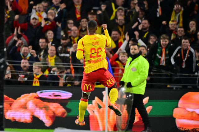 Wesley Said, avançado do Lens, celebra golo frente ao Mónaco