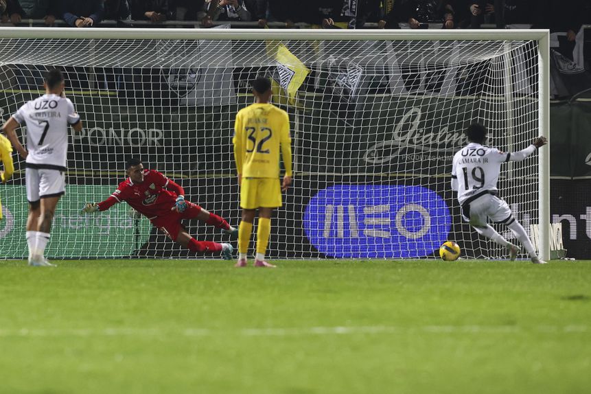 Camara garantiu os três pontos de penálti, na compensação. Foto: Paulo Novais/LUSA