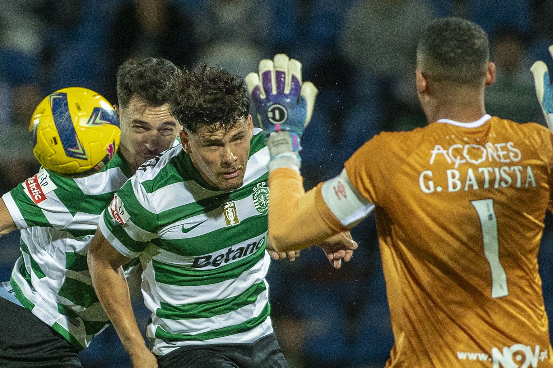Gabriel Batista não conseguiu travar o remate de cabeça de Pote (Foto Eduardo Costa/LUSA)