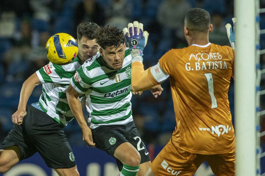 Gabriel Batista não conseguiu travar o remate de cabeça de Pote (Foto Eduardo Costa/LUSA)