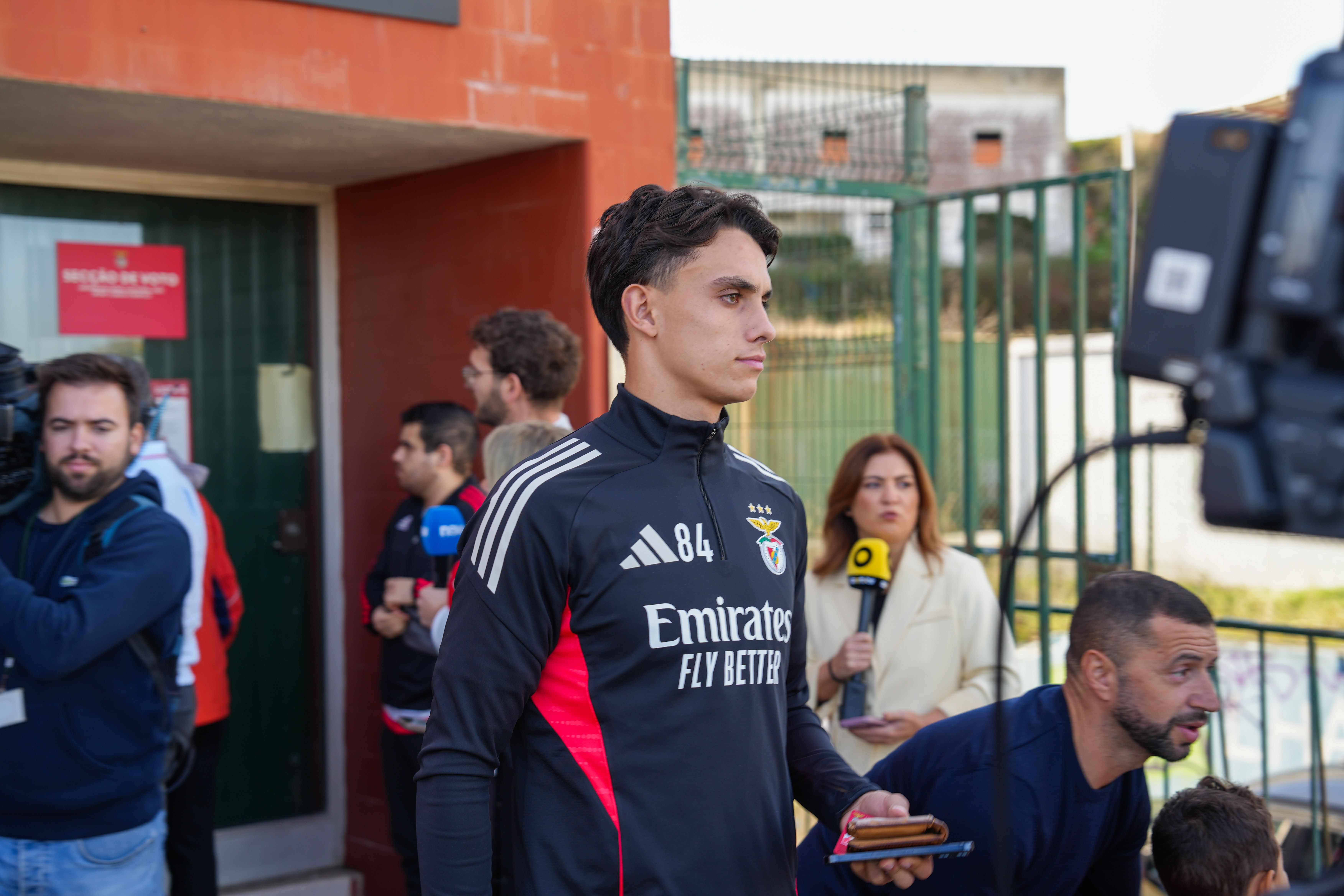Eleições do Benfica: João Rego (com Simão Sabrosa em fundo à direita) votou no Seixal esta manhã - Foto: A BOLA