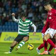 Trincão tenta furar a barreira defensiva do santa Clara - Foto: EDUARDO COSTA/LUSA