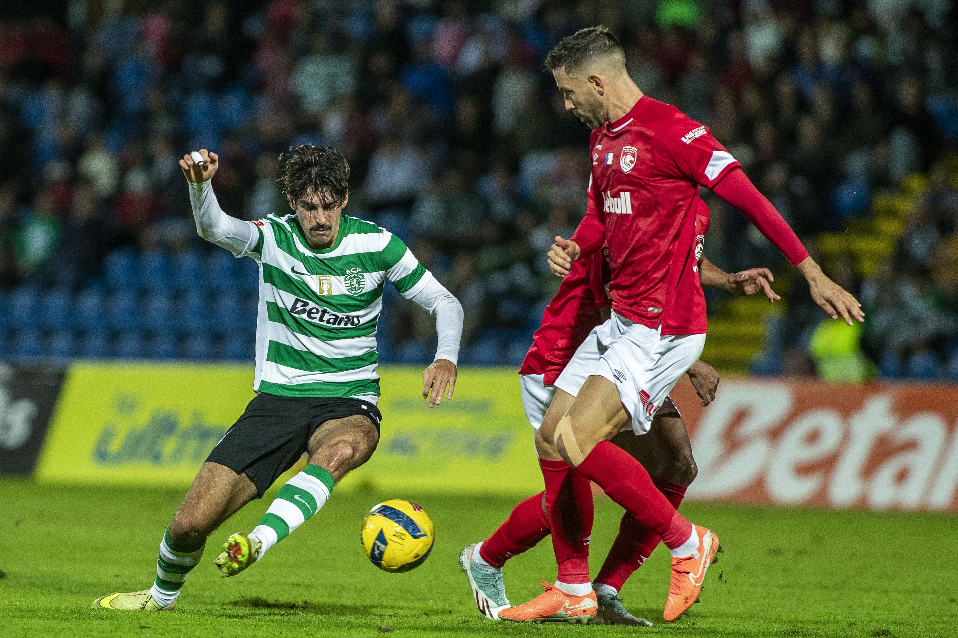 Trincão tenta furar a barreira defensiva do santa Clara - Foto: EDUARDO COSTA/LUSA