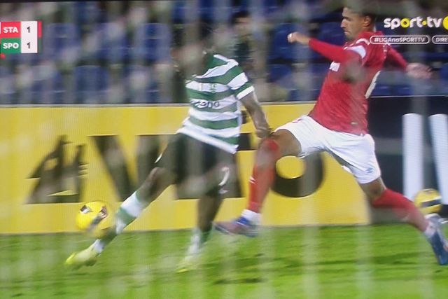 Lance polémico nos instantes finais do Santa Clara-Sporting