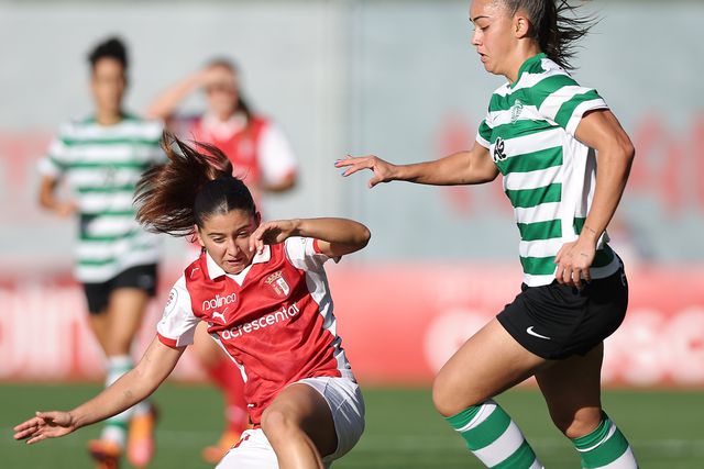 Um dos vários lances intensos da partida. Foto: Sporting/X