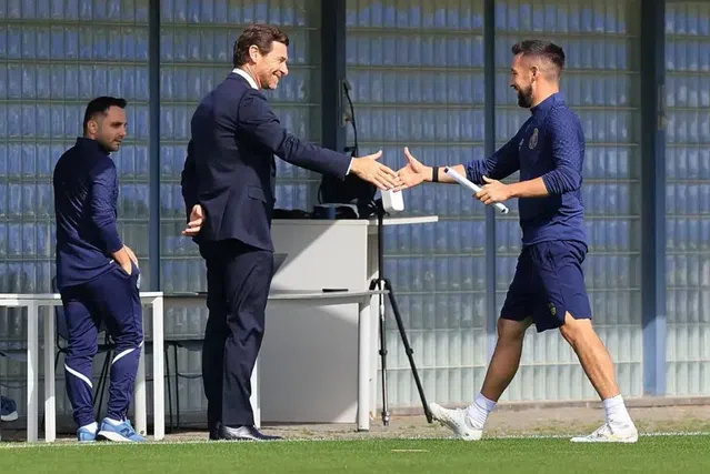 As imagens da preparação do FC Porto para o jogo de Famalicão (com Villas-Boas a ver)