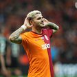 Mauro Icardi leva as mãos aos ouvidos perante o público do estádio