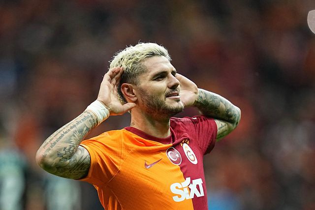 Mauro Icardi leva as mãos aos ouvidos perante o público do estádio