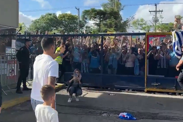 VÍDEO: mais de duas centenas de adeptos do Grêmio despedem-se de Suárez