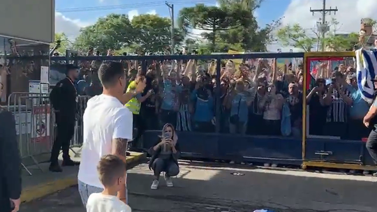 VÍDEO: mais de duas centenas de adeptos do Grêmio despedem-se de Suárez