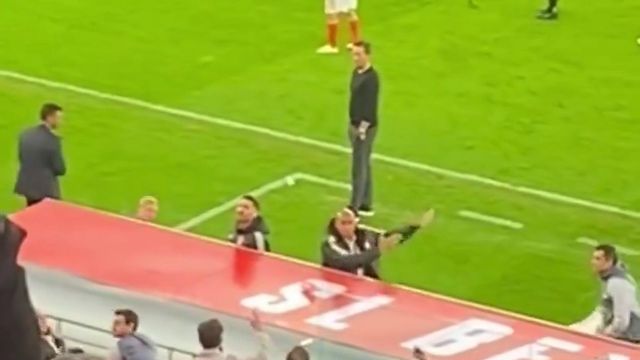 Monumental assobiadela a Schmidt na Luz