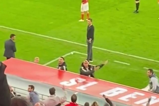 Monumental assobiadela a Schmidt na Luz