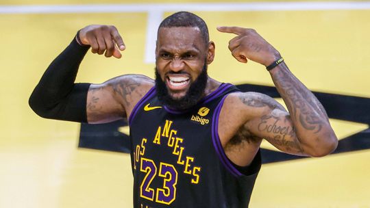 Era um concurso? Três triplos seguidos de LeBron a desafiar os limites (vídeo)