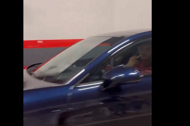 Arthur Cabral faz gesto insultuoso para adeptos do Benfica na garagem