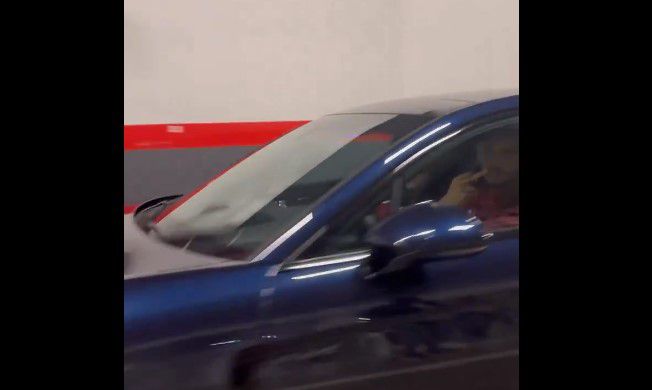 Arthur Cabral faz gesto insultuoso para adeptos na garagem