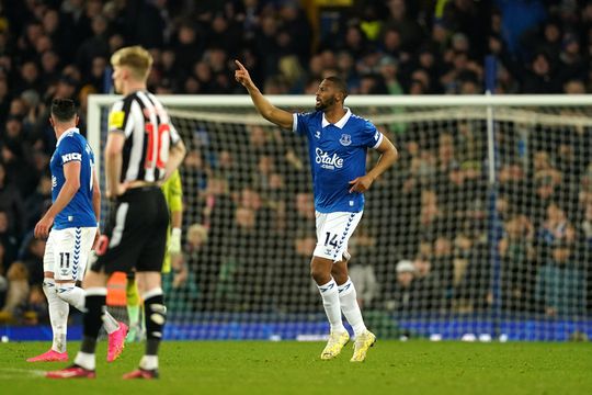 Beto marcou primeiro golo em Goodison Park: «Não consigo perceber porque me adoram»