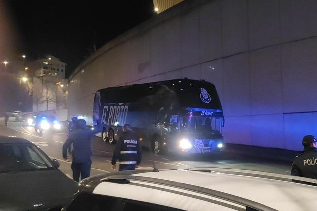 Insultos a Vítor Bruno na chegada do autocarro do FC Porto ao Dragão
