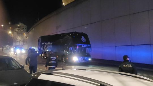 Insultos a Vítor Bruno na chegada do autocarro do FC Porto ao Dragão