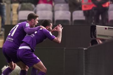 Fiorentina vence com direito a homenagem a Bove (vídeo)