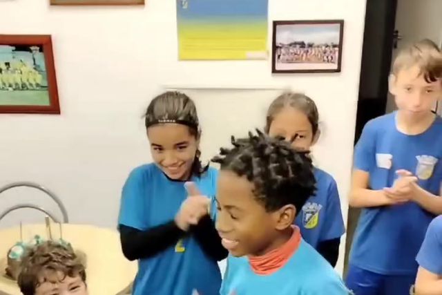 O momento comovente em que Wayami descobriu que já está inscrito para jogar futebol (vídeo)