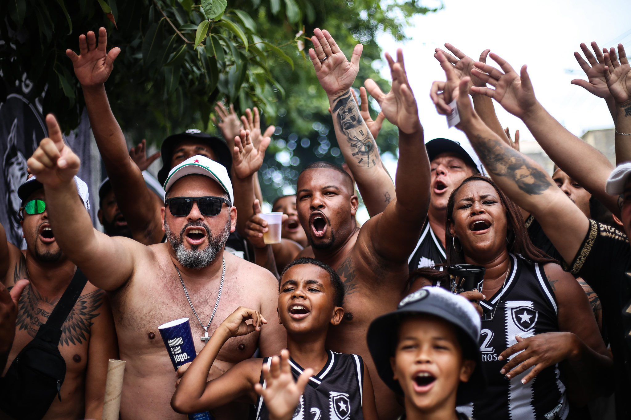 Samba, cerveja e churrasco: a festa dos adeptos do Botafogo em dia decisivo (vídeos)