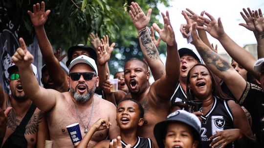 Samba, cerveja e churrasco: a festa dos adeptos do Botafogo em dia decisivo (vídeos)