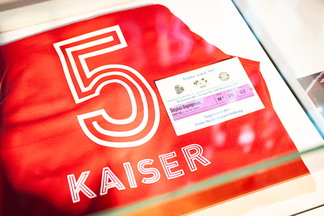 Bayern retira camisola 5 em homenagem a Beckenbauer