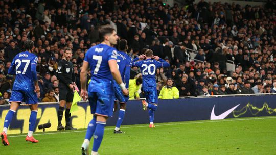 Cucurella escorregou, mas foi o Tottenham que tombou frente ao Chelsea