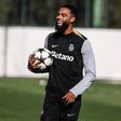 St. Juste, com a bola na mão, durante um treino do Sporting na Academia de Alcochete