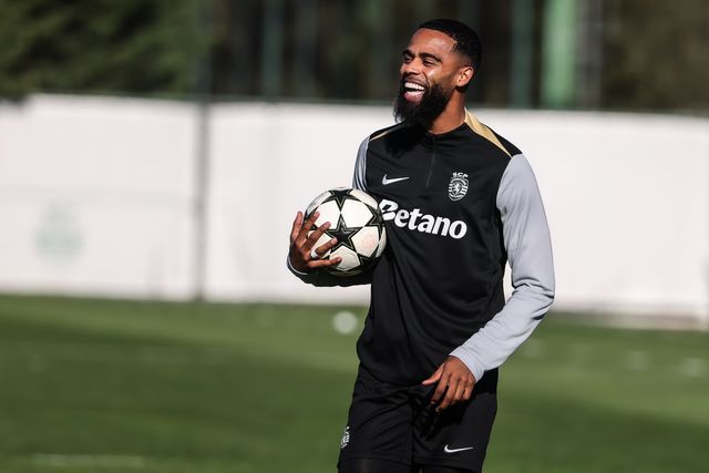 St. Juste, com a bola na mão, durante um treino do Sporting na Academia de Alcochete