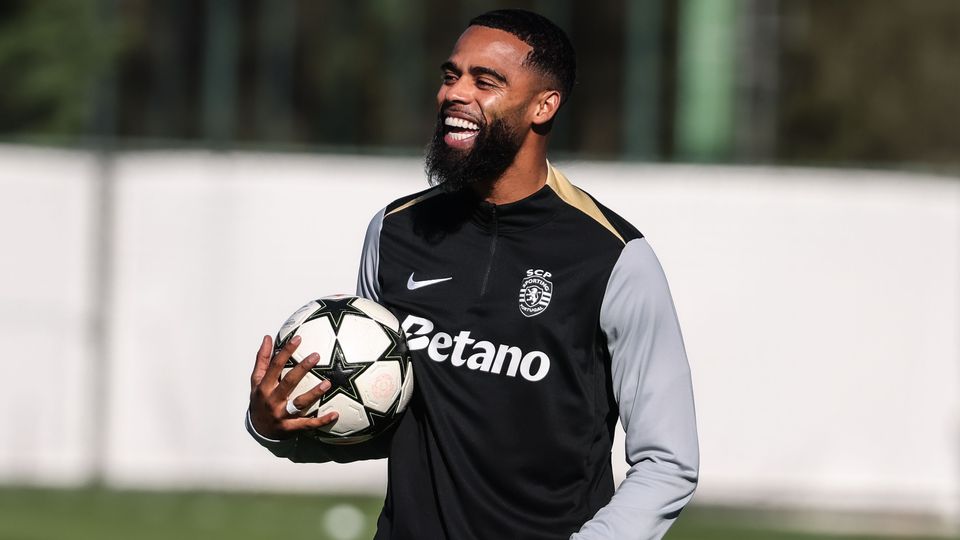 St. Juste, com a bola na mão, durante um treino do Sporting na Academia de Alcochete