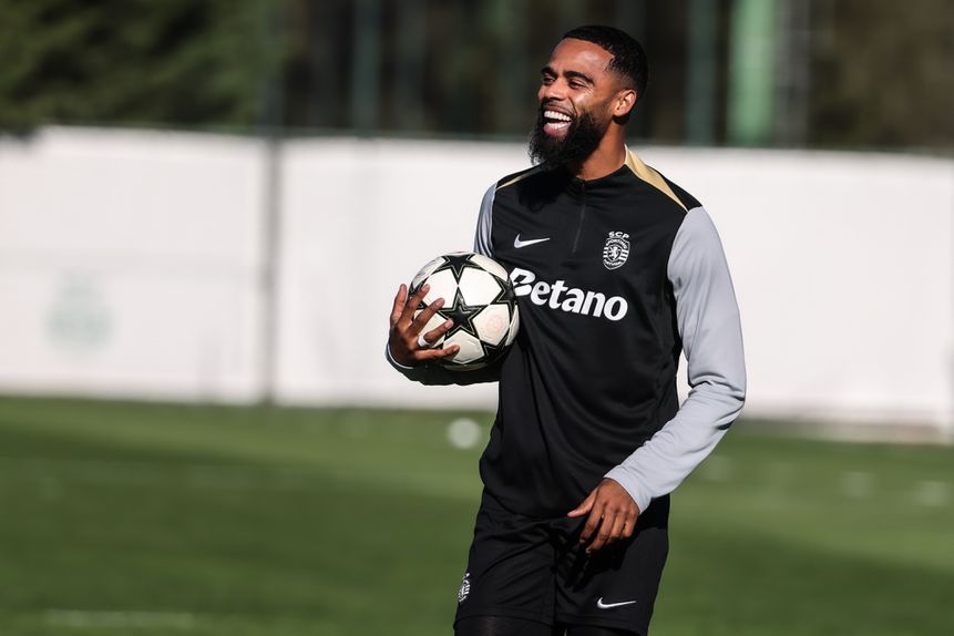 St. Juste, com a bola na mão, durante um treino do Sporting na Academia de Alcochete