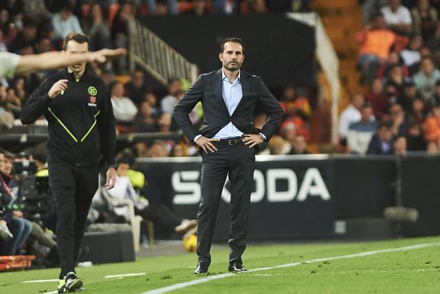 Tensão em Valência: adeptos perseguem carro de treinador (vídeo)