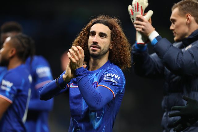 Cucurella pede desculpa ao Chelsea e atira as chuteiras para… o lixo