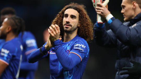 Cucurella pede desculpa ao Chelsea e atira as chuteiras para… o lixo