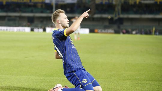 Tengstedt marca, mas não evita derrota pesada do Hellas Verona