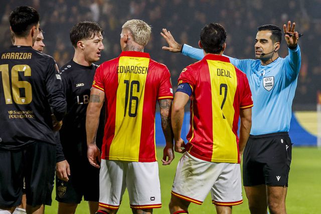 Edvardsen (Go Ahead Eagles) gozou com o nariz de Angelo Stiller (Estugarda) — Foto: Imago