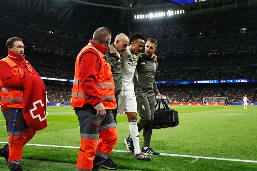 Éder Militão saiu lesionado durante o Real Madrid-Celta de Vigo
