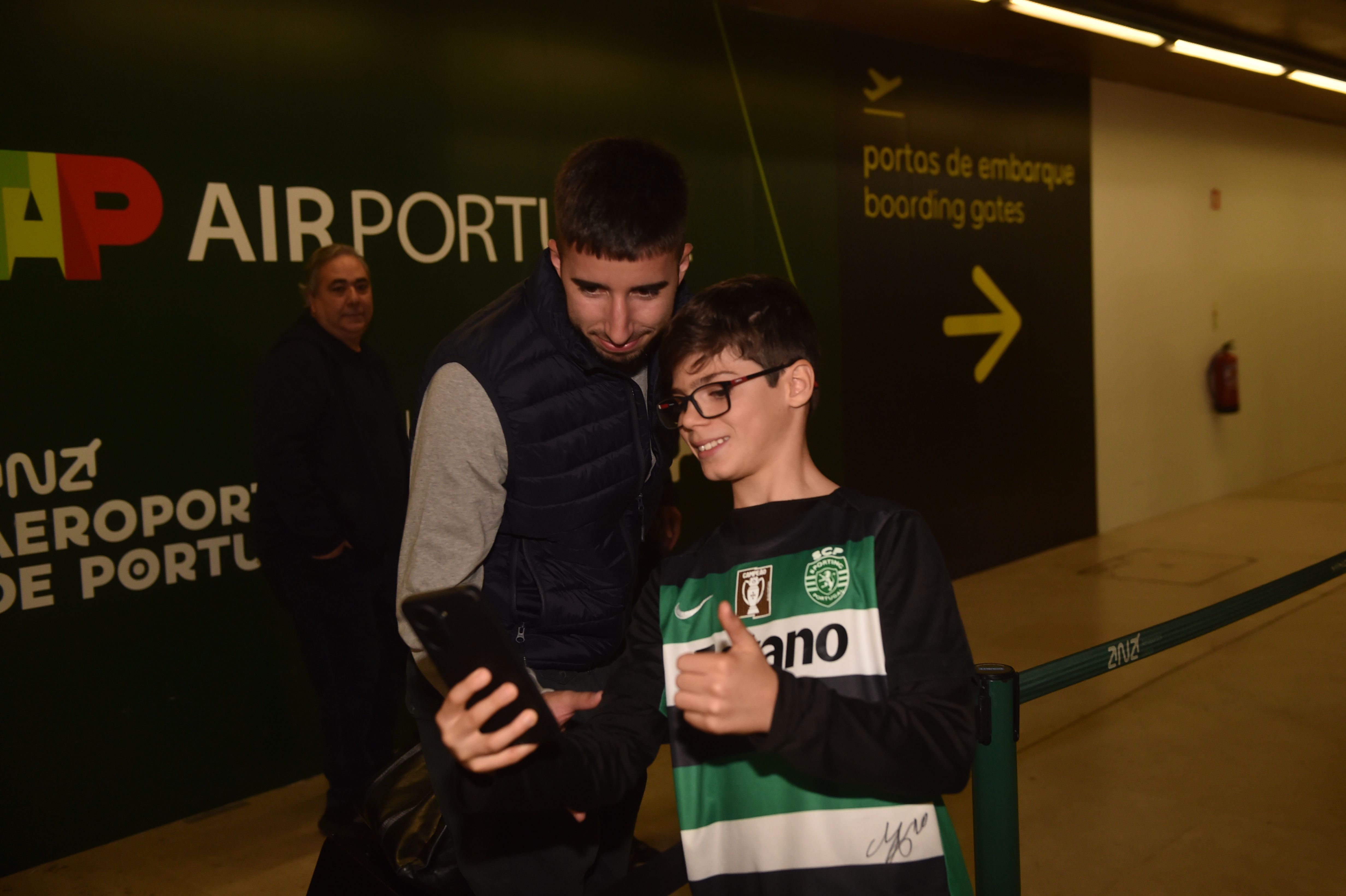 Gonçalo Inácio e um adepto - Foto: Miguel Nunes