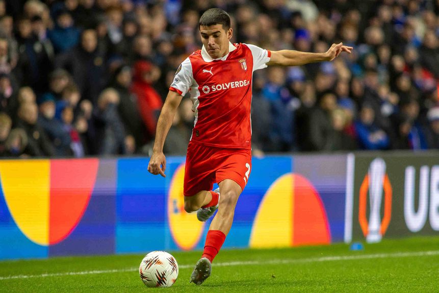 Camisola 2 dá uma elevada rotação ao flanco e integra-se com sucesso nas manobras ofensivas